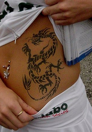 http://tattooinfo.ru/images/foto_tatuirovka_drakona_na_zhivote_devushki.jpg
