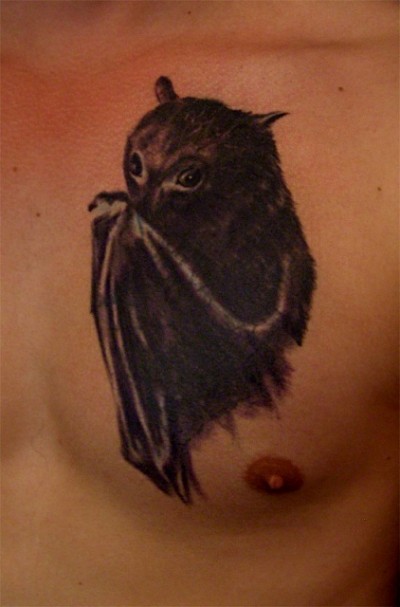 Фото и значение татуировки Летучая мышь.  Foto_tatuirovka_na_grudi_parnja_letuchaja_mysh