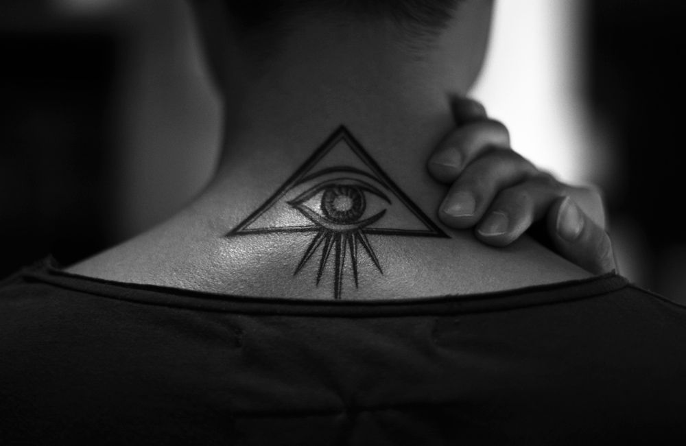 Всевидящее око приложение. Всевидящее око на египетской пирамиде. Всевидящее око (Лучезарная Дельта). Глаз гора Всевидящее око тату. Глаз гора иллюминаты.