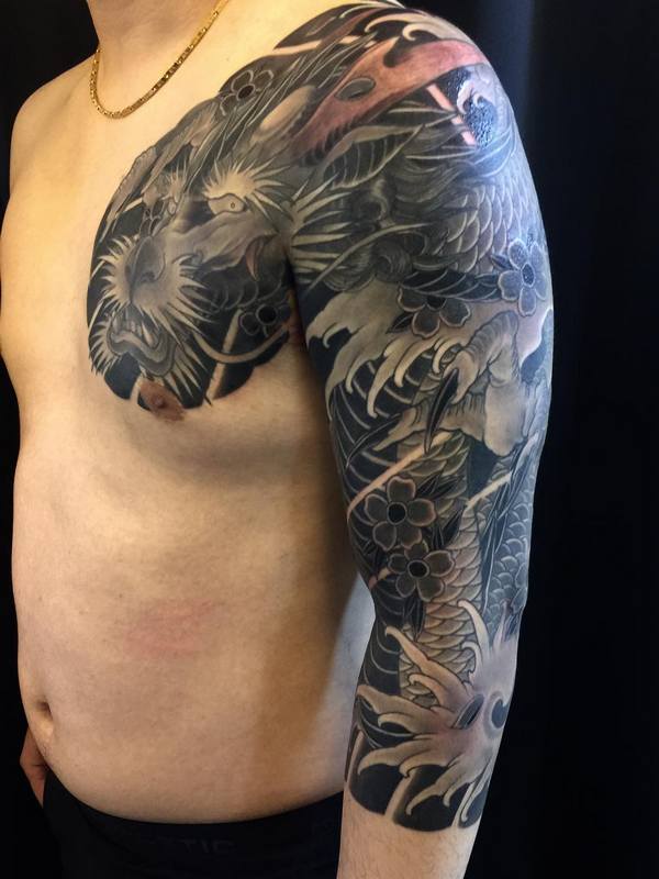 Татуировка дракона на плече