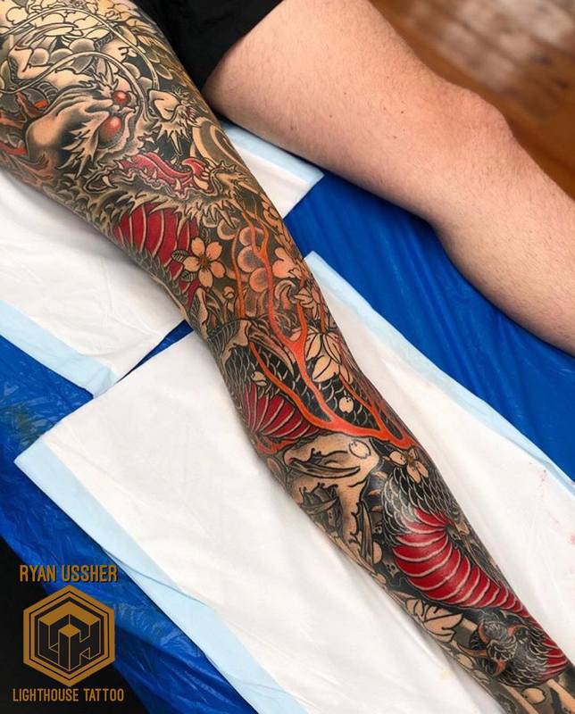 Татуировка дракона на ноге