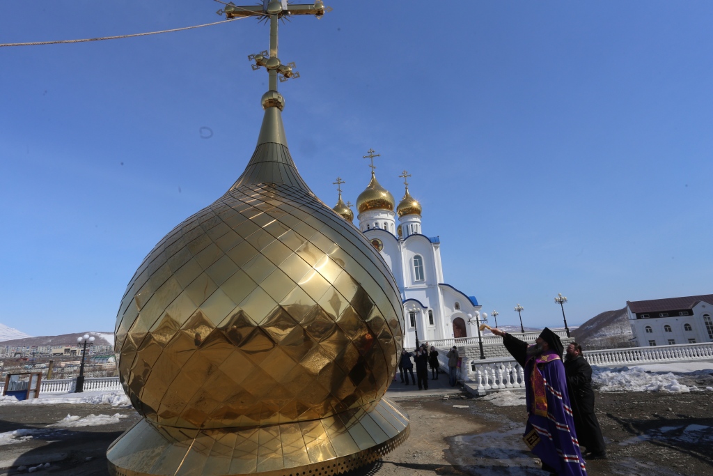 Золотой крест на куполе