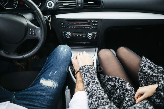 Фотография рука в руке в машине