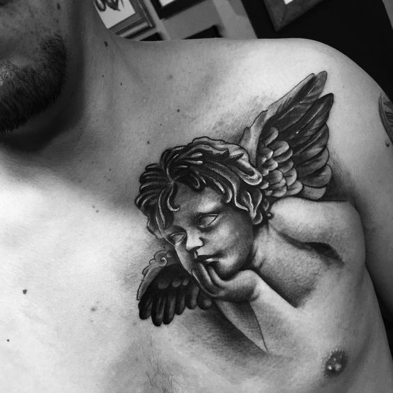татуировка маленького ангела на мужской груди