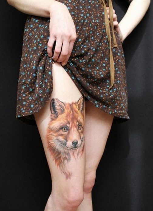 татуировка на женском бедре лиса
