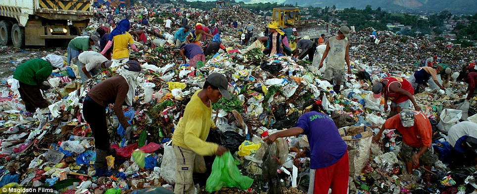 Wasteland: People sort through massive landfills in Payatas, Manila