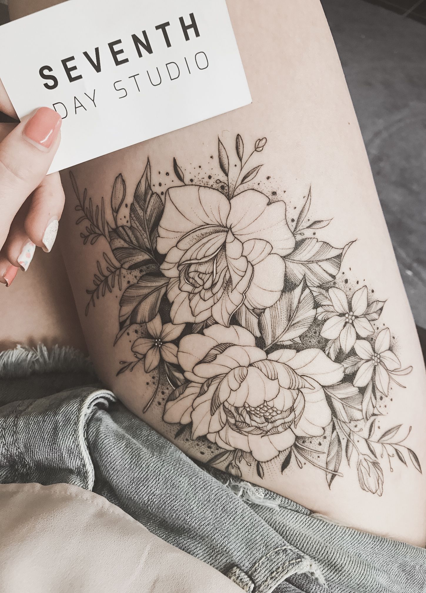 Эскизы тату для девушек на ляшке: Красивые татуировки для девушек на бедре