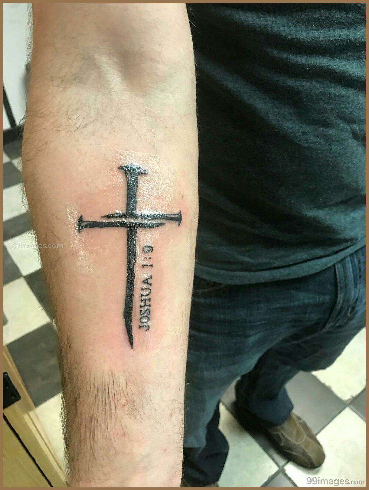 Татуировки крестов мужские. Тату крест. Тату крест на руке. Тату крест на руке мужские. Тату крестик на руке.