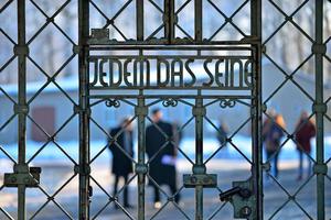 Надпись на воротах Освенцима