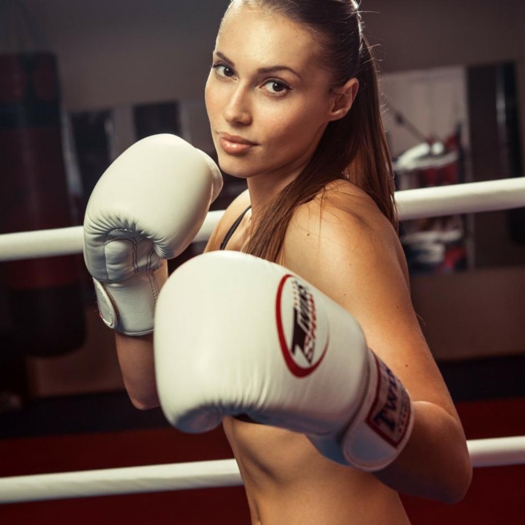 Девушка в боксерских перчатках: Польза женского бокса