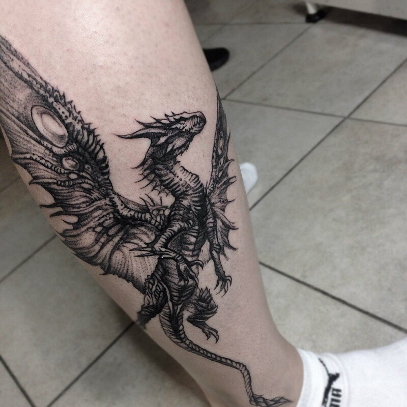 Татуировка дракона на ноге