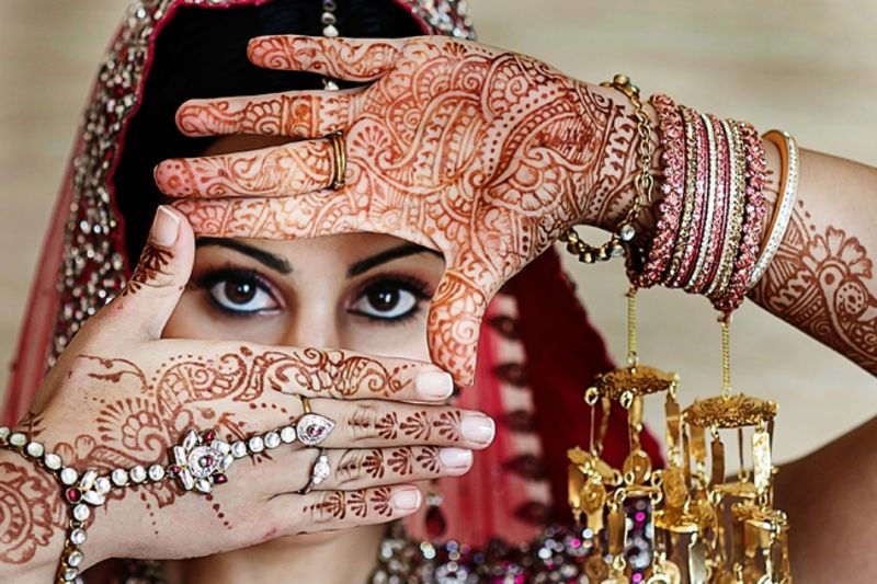 https://itmgroup.ru/ai/3000/day.2957/indian-wedding-bridal-mehndi-portrait-bridal-jewelry(pics.1).jpg