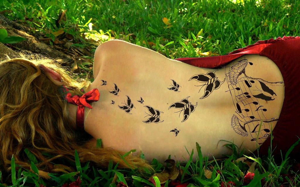 Значение татуировки бабочка у девушки на руке