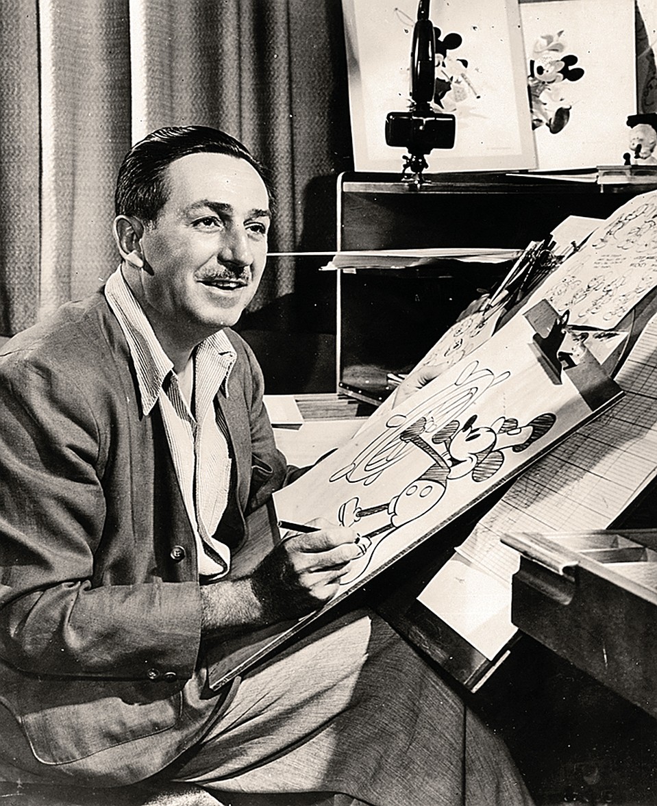 На этом фото 1955 года Уолт Дисней рисует очередное приключение своего Микки. Фото: Hulton Archive/Getty Images