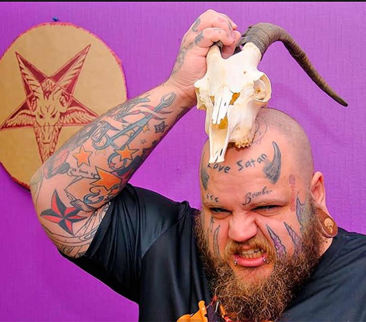 Сейчас Илья "сводит" старые рога, чтобы набить новые. Фото: Личный архив