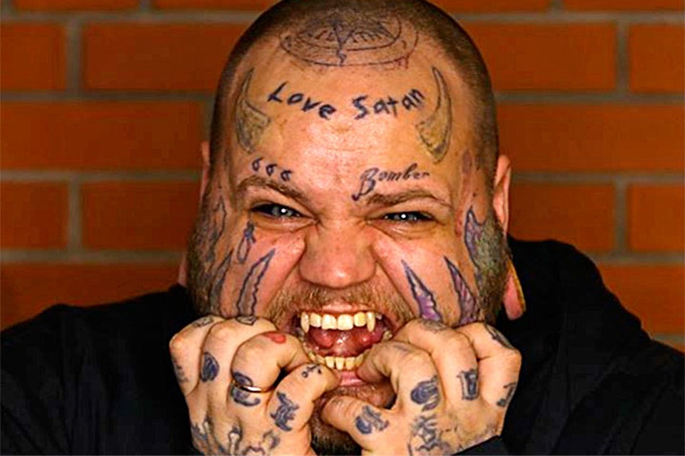 Илья - первый человек в России. который рискнул сделать тату на белках глаз Фото: Личный архив