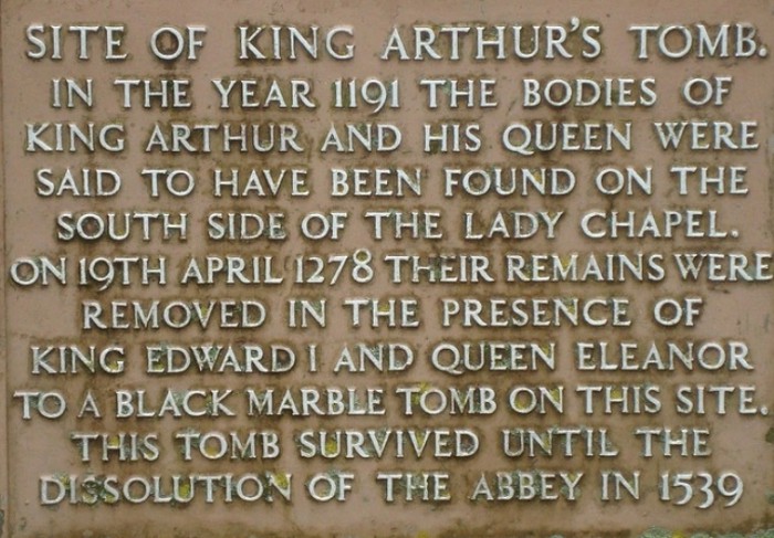 Памятный знак на месте предполагаемого погребения короля Артура в Гластонберийском аббатстве, Великобритания