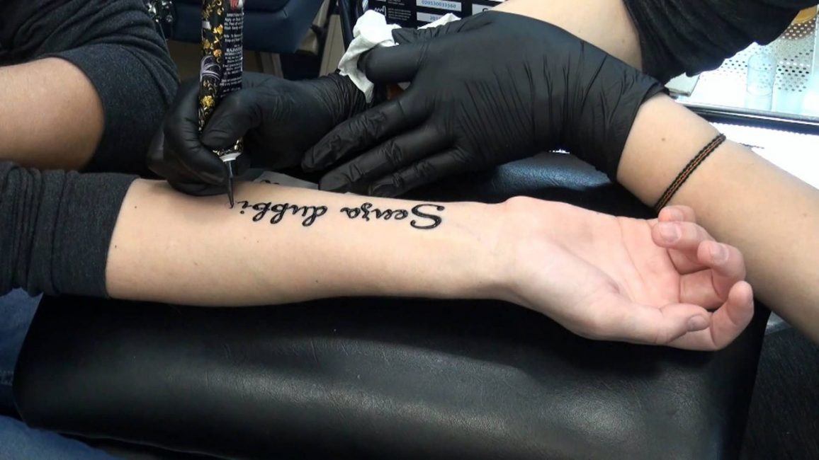 Нанесение тату мастером Нанесение тату мастером