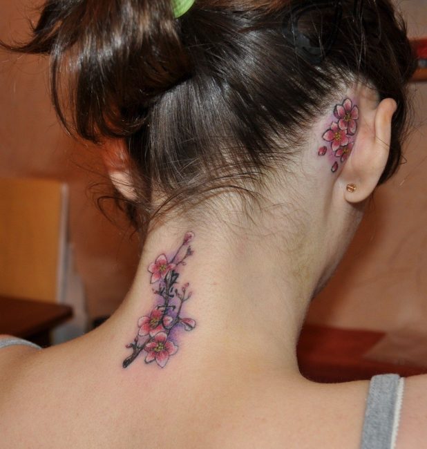 Татуировки женские на шее сзади фото