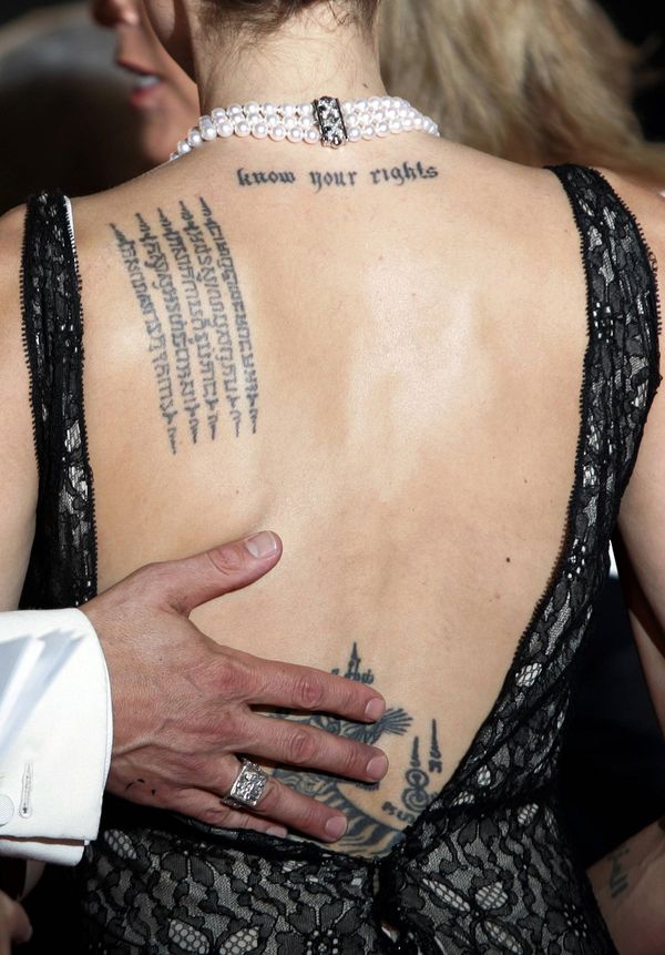 Анджелина Джоли иврит буквы тату на спине