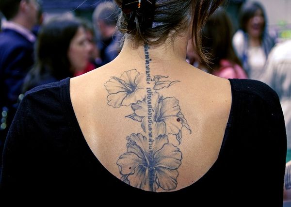 Великолепная надпись на иврите и тату с цветами на спине