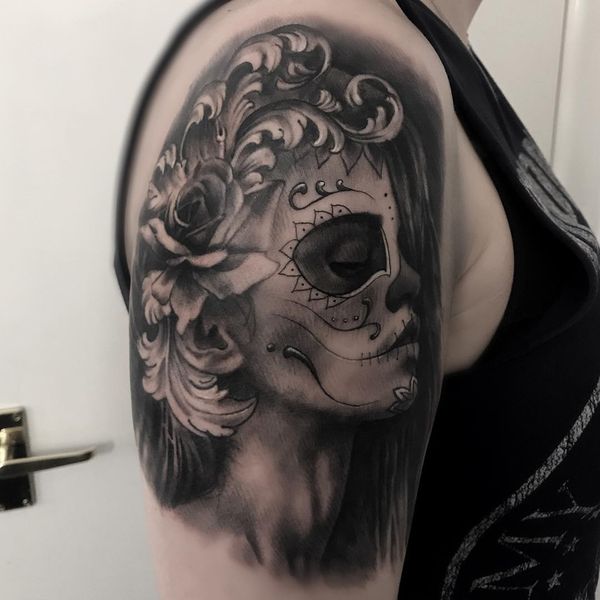 Цыганская татуировка черепа с розой