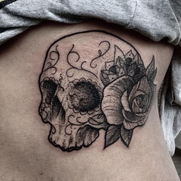 Идеально просто украшенная татуировка черепа