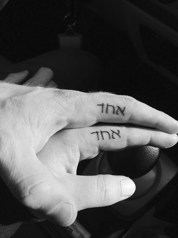 Романтический ивритский символ татуировки на пальце