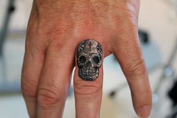 Крошечный сахарный череп татуировка пальца