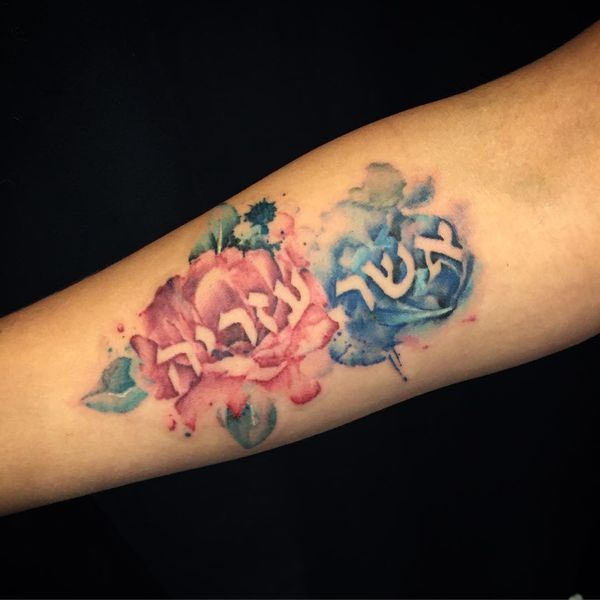Невероятно красивая цветочная татуировка на иврите на предплечье