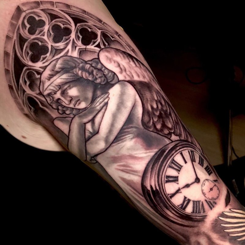 татуировка ангел с часами
