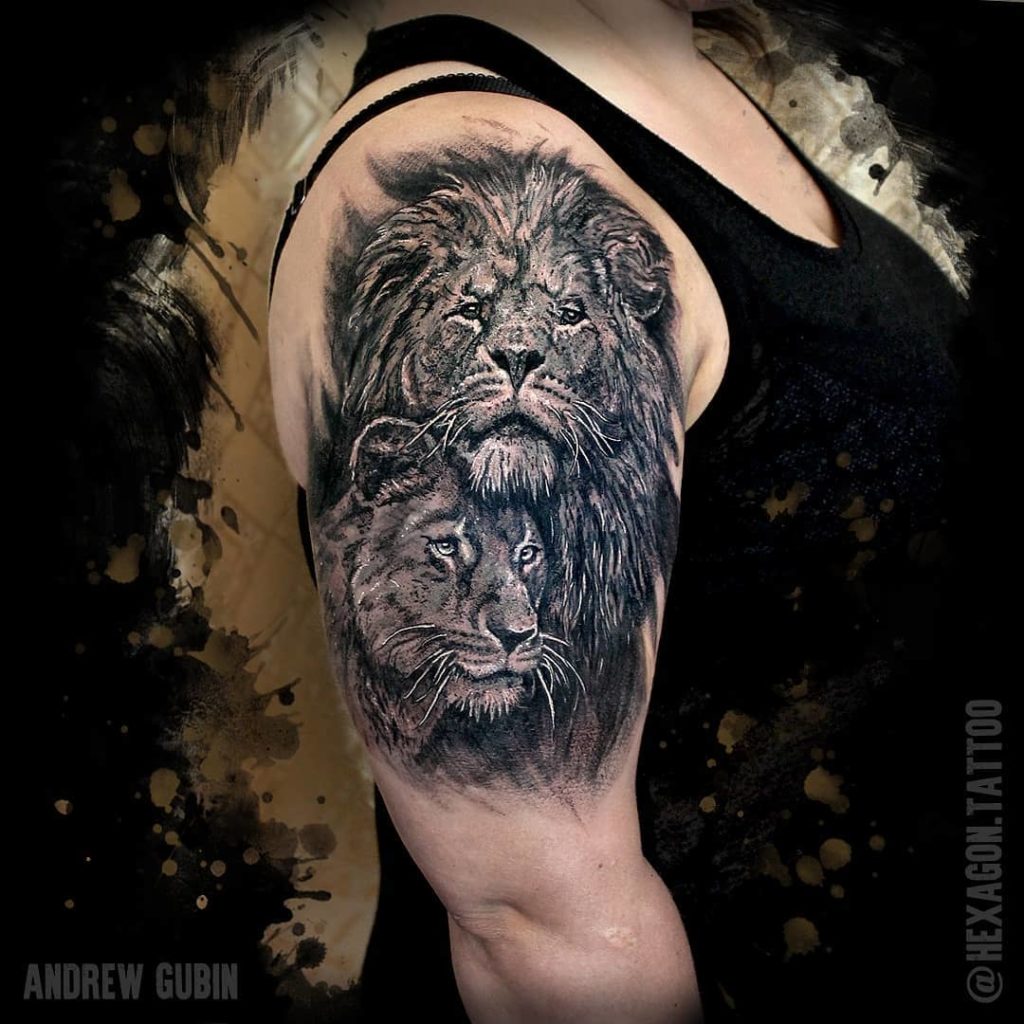 Лев и львица на плече