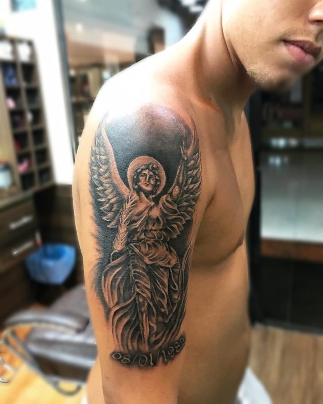 ангел на плече у мужчины