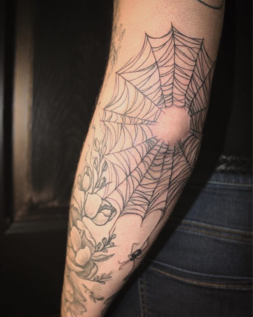 Татуировка паутина в цветах на руке