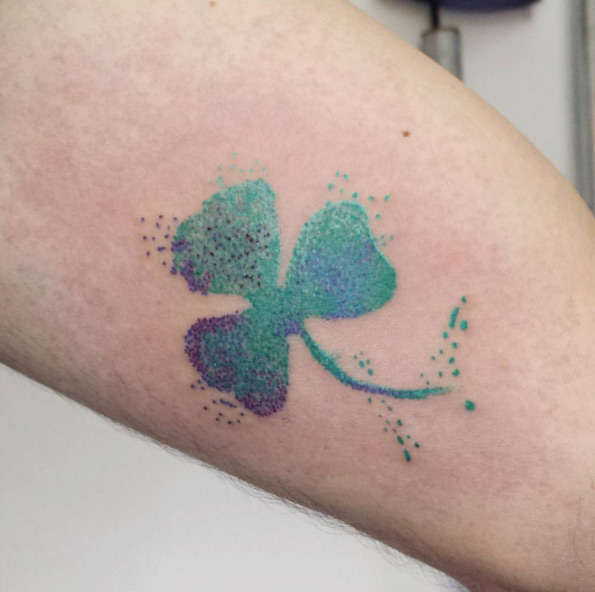 Dotwork shamrock tattoo by Aline Wata