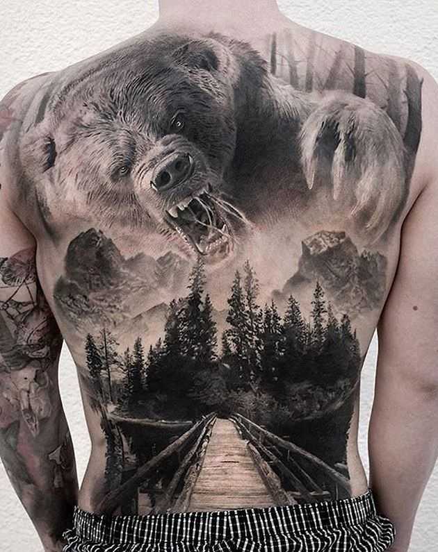 Мужская татуировка на спине в стиле реализм - медведь