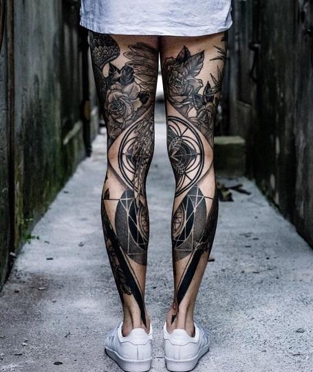 Мужские тату на икрах в стиле олдскул