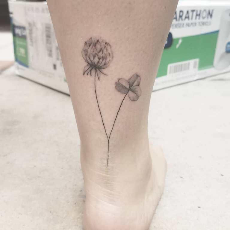 Тату черно-белый клевер