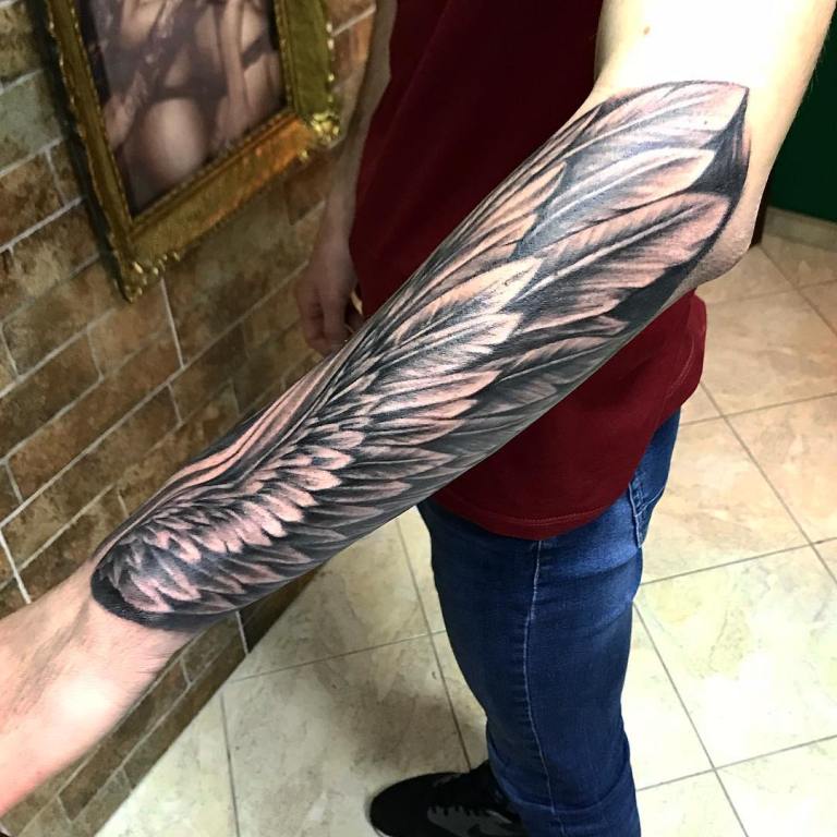 Татуировка крылья на руке мужская