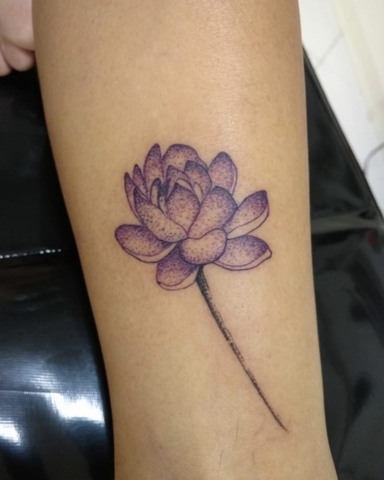 Фиолетовый лотос татуировка