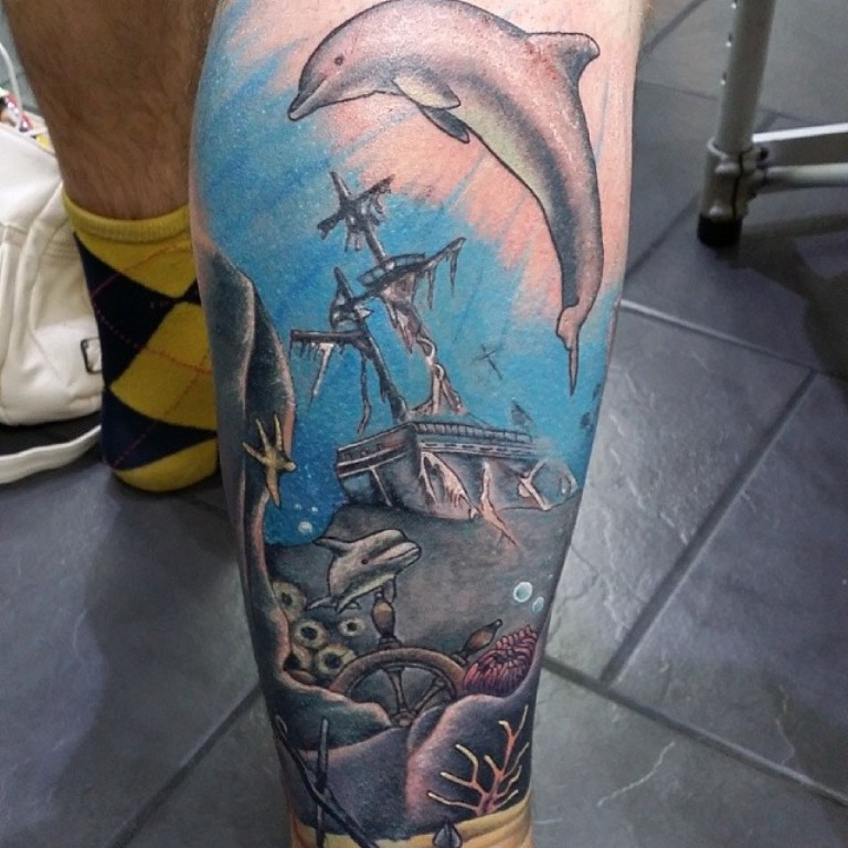 Татуировка дельфин мужская