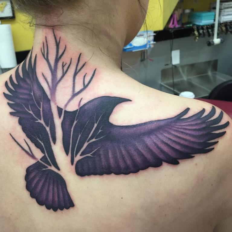 Тату ворон на спине