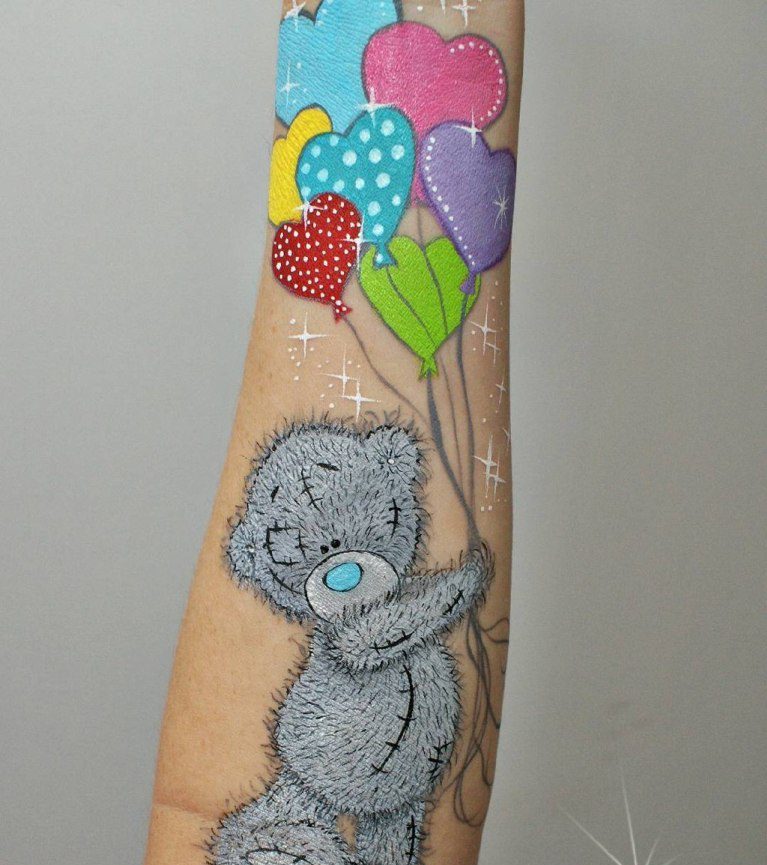 тату медведя на руке