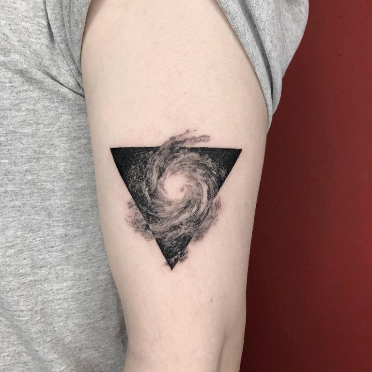 что значит тату треугольник на руке