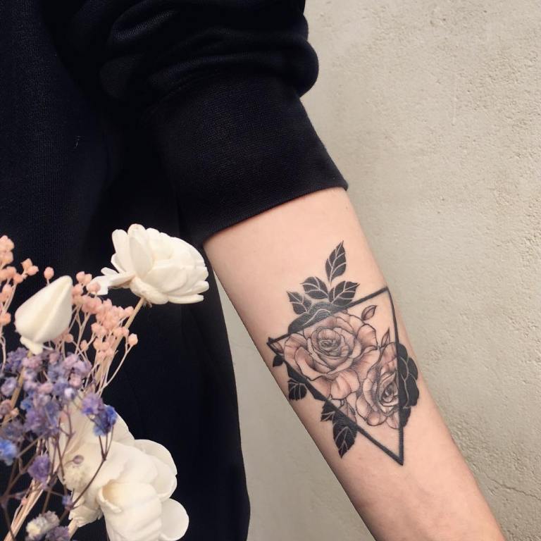 тату в треугольнике