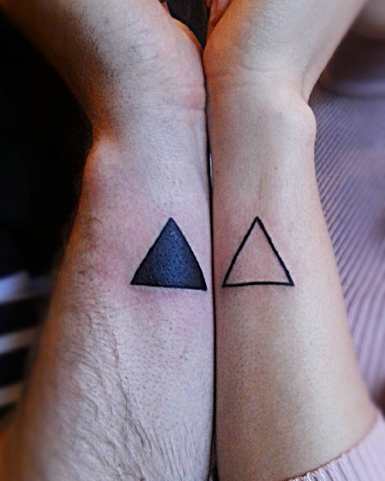 что означает черный треугольник