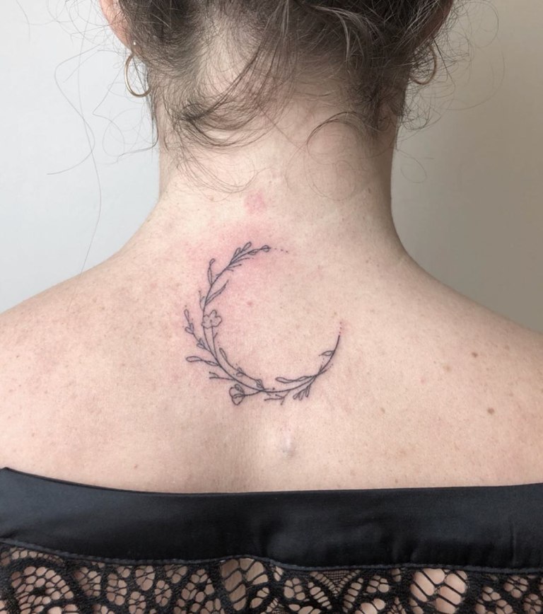 Татуировки для девушек фото надписи на шее для девушек
