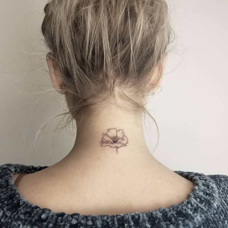 Татуировки женские на шее сзади фото