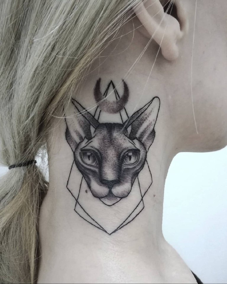 Татуировки для девушек фото надписи на шее для девушек