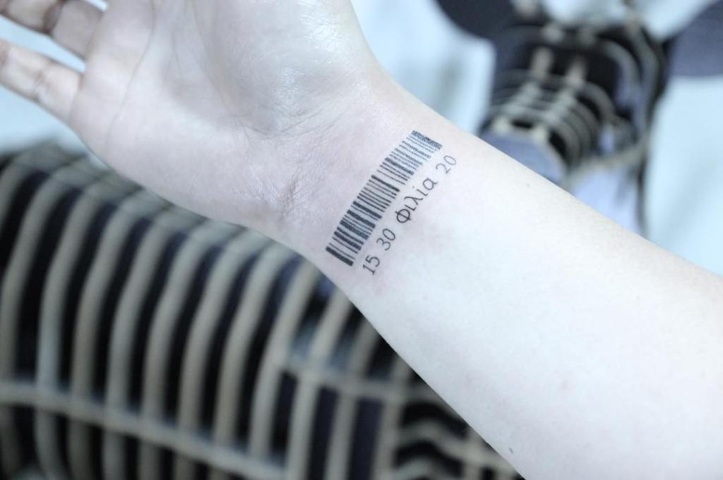 татуировка штрих код на запястье